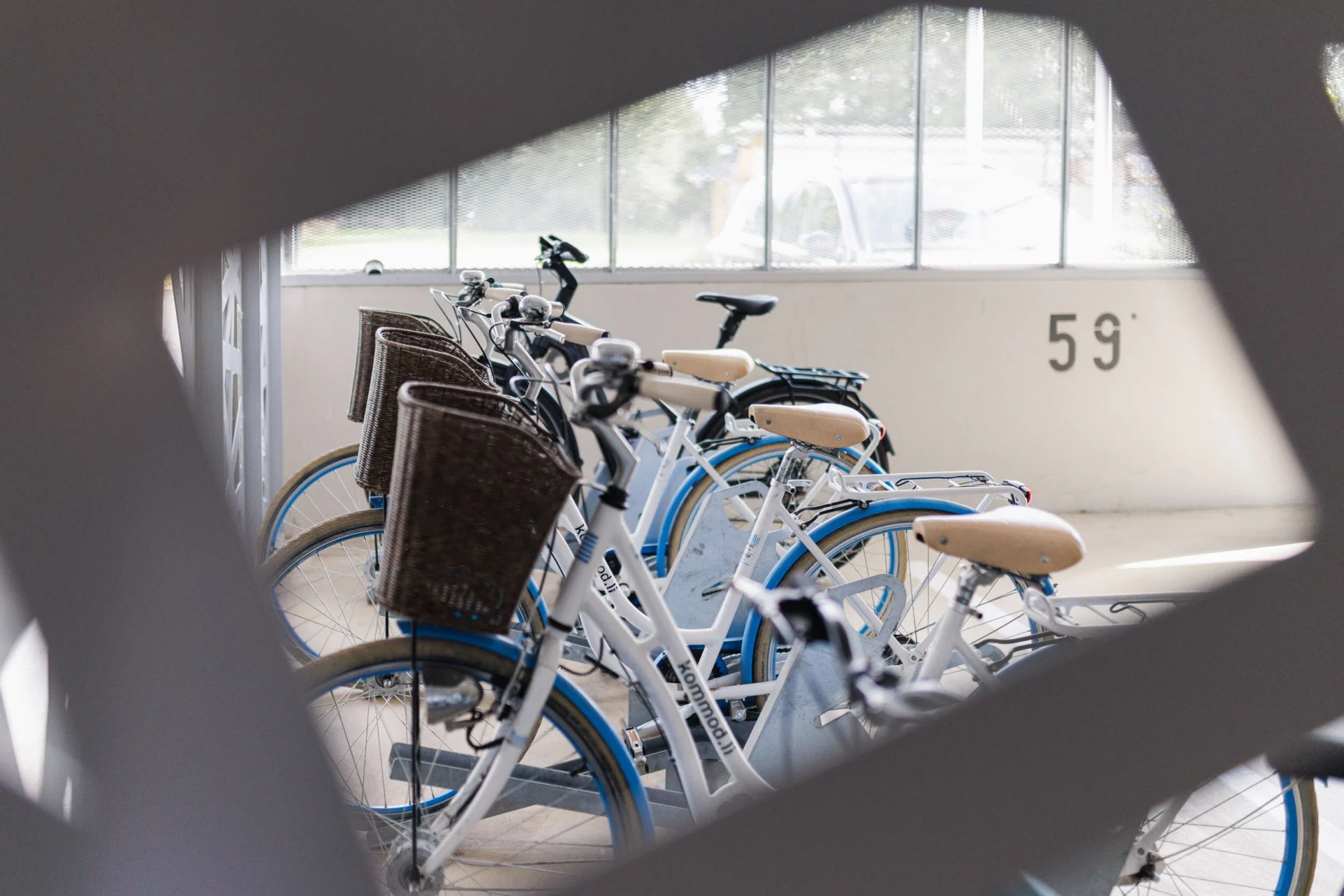 Fahrräder stehen beim Fahrradabstellplatz im kommod Parkhaus